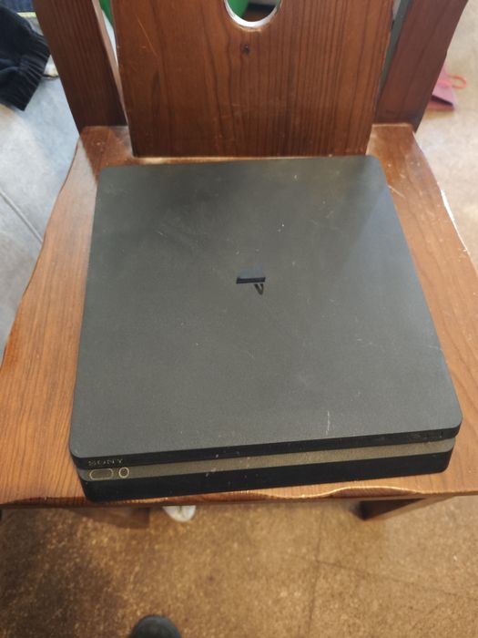 PS4 com 2 comandos