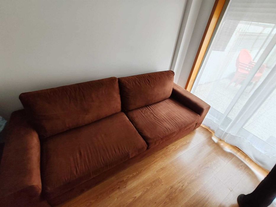 Vendo sofá em veludo castanho em bom estado de 3 lugares na zona de Gondomar, com urgência 150 euros negociaveis