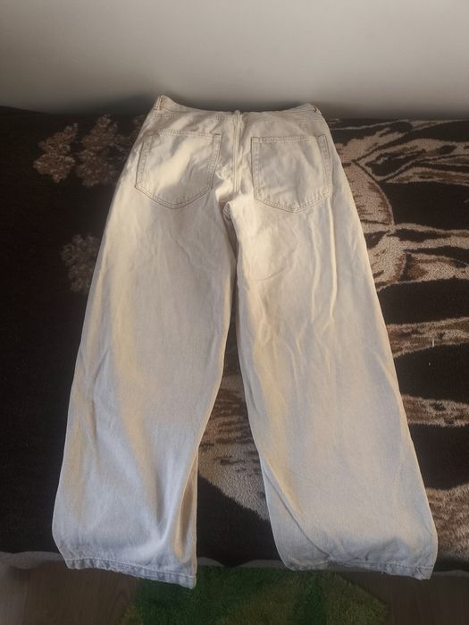 Calças brancas largas