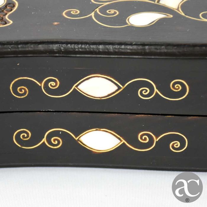 Caixa de jogo, em madeira exótica com embutidos de madrepérola