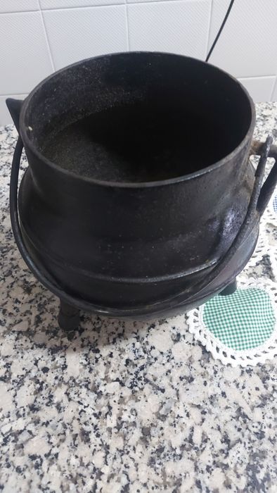 Vendo panela de ferro de 3 pés  de 5 litros sem tampa