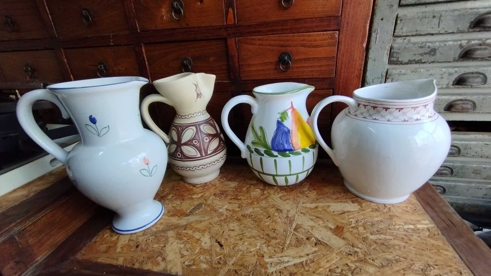 Jarras cerâmica antiga.