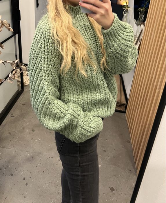 Zielony oversizowy sweter na jesień-zimę