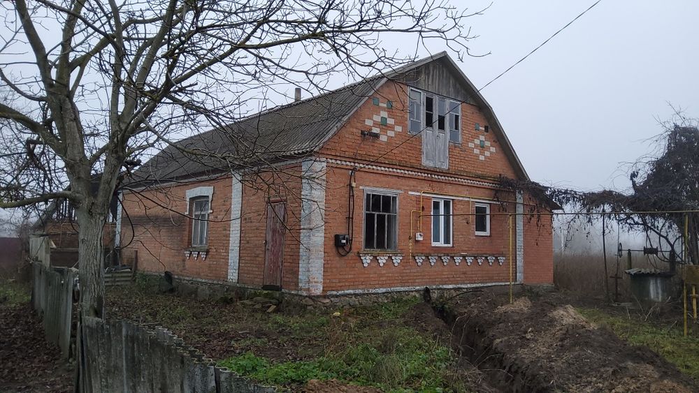 Продається будинок. м. Турбів. Ділянка-12с. Господарські будівлі.