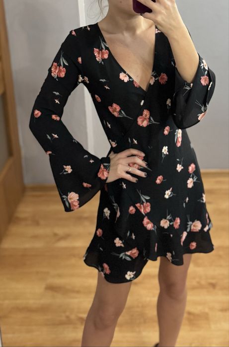 Czarna sukienka w kwiaty H&M