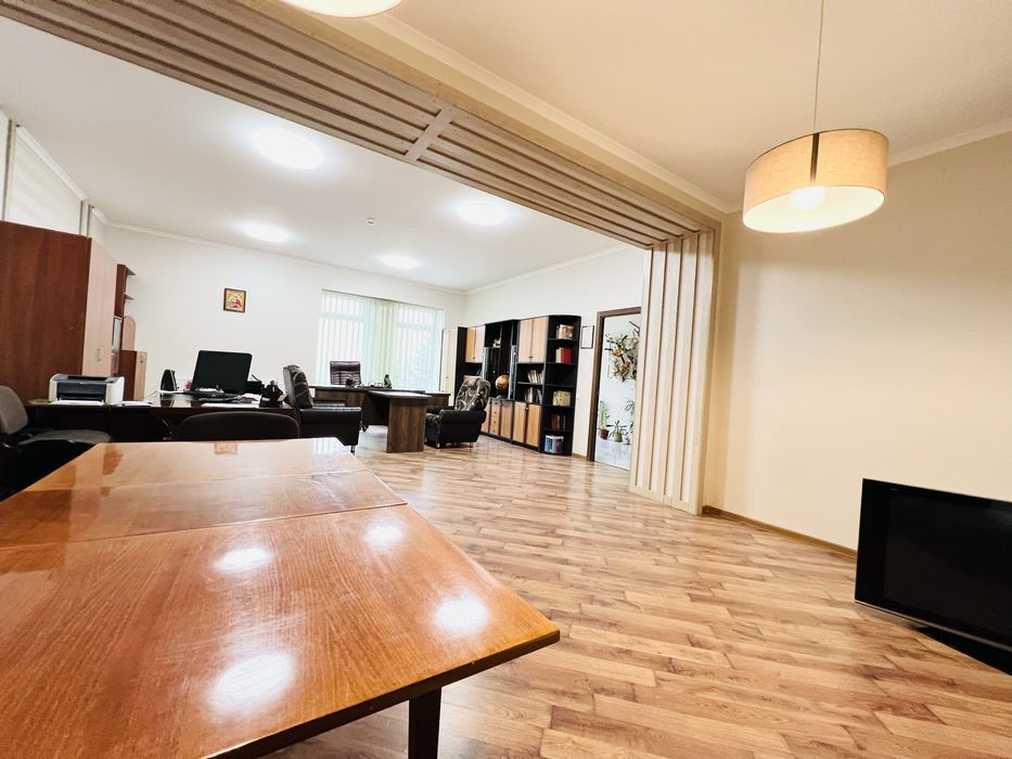 Продаж! Діючий офісний будинок 863м2 з ремонтом + земля 11.6 сот