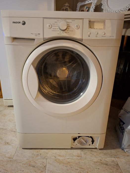 Maquina de lavar roupa usada a funcionar