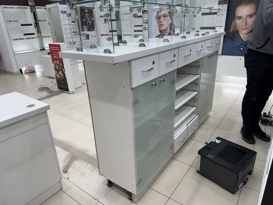 Szafka z szufladami i szklanymi drzwiami