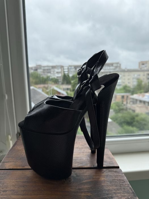 Стріпи трійка босоніжки, розміри 37, 38, 39, чорний або червоний