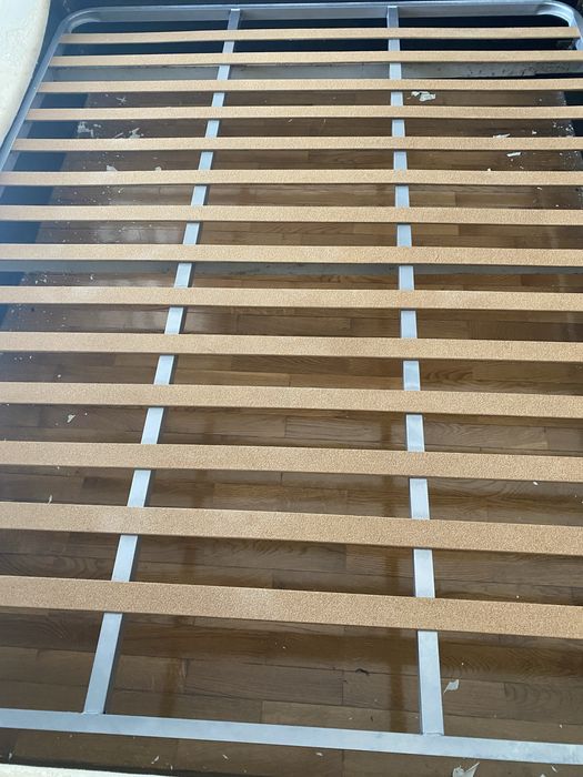 Cama com estrado (colchao ofereco)