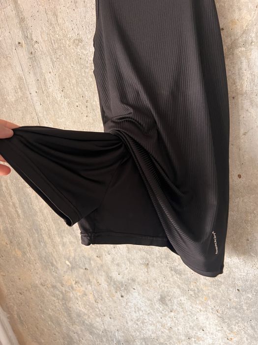 Sportowy strój na fitness spodenki z koszulką połączone