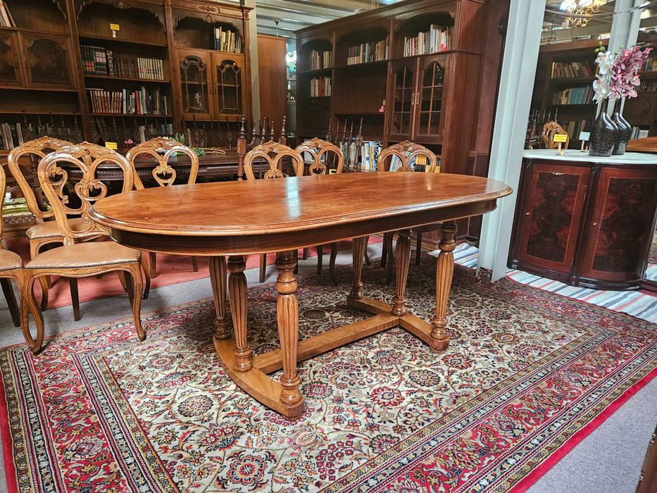 Mesa de sala em madeira, oval - Bom estado geral - Só a mesa, as cadei