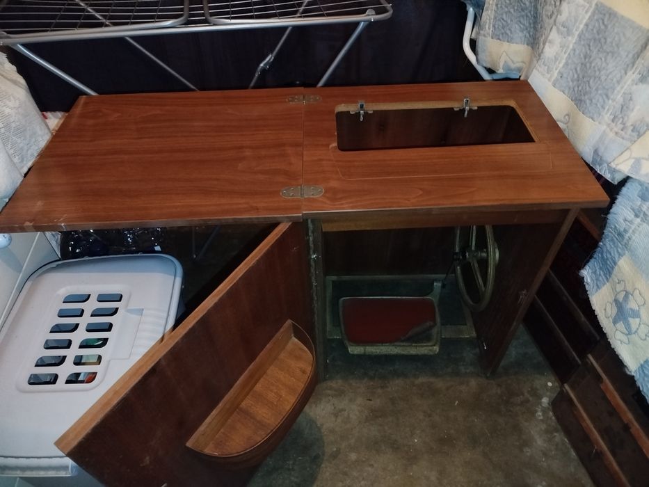 Móvel de máquina de costura