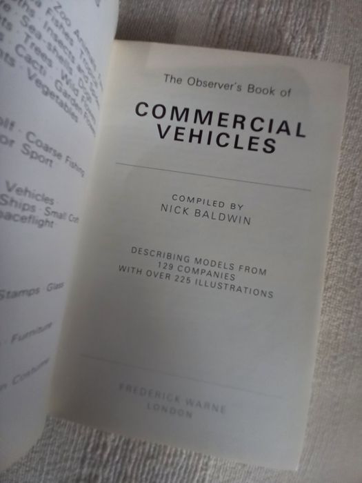 Livro sobre camiões antigos americanos