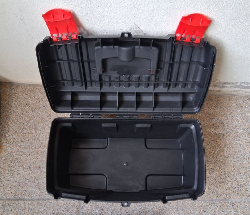 Toolbox with ample space449117544808468481