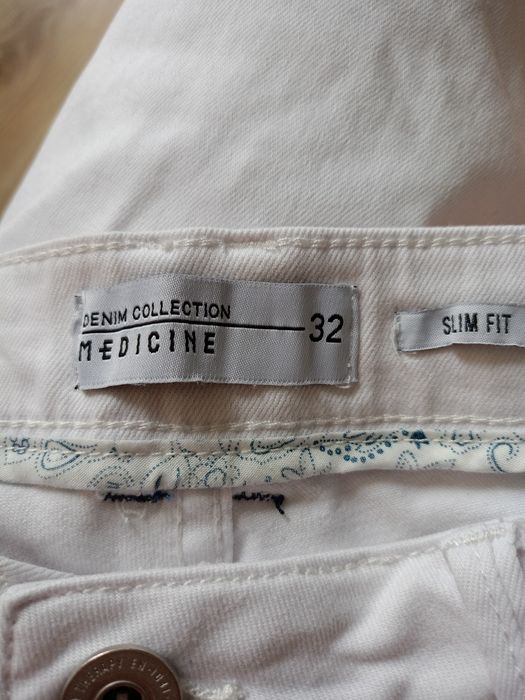 Białe męskie spodenki