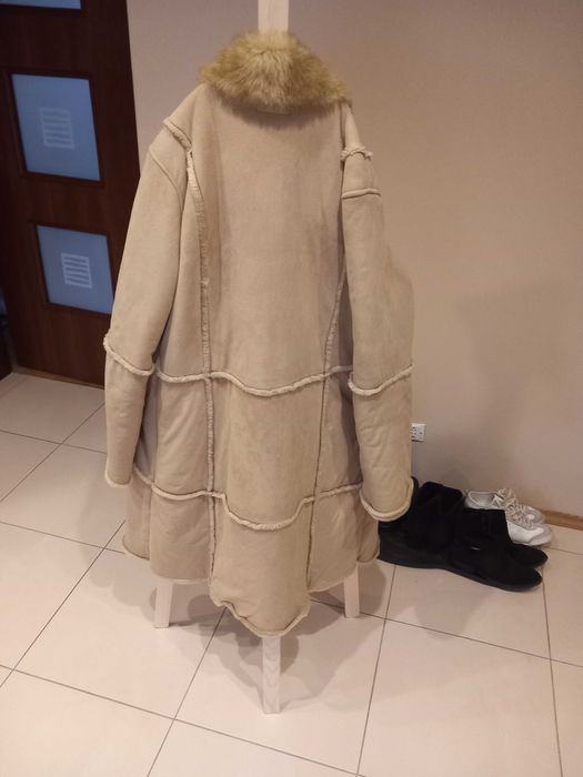 Cieply beżowy kożuch