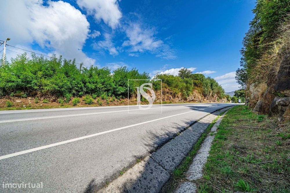 Terreno com 1381 m², junto ao Rio Minho, em Vila Nova de Cerveira