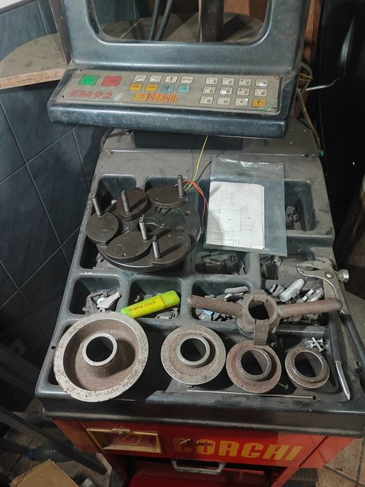 Máquina de desmontar pneu e de equilibrar pneus