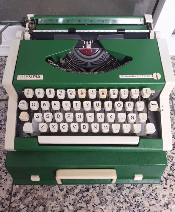 Máquina de escrever Olympia Traveller Deluxe