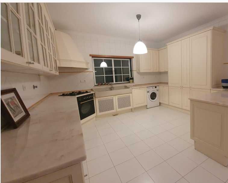 Moradia T4 com piscina e jardim para arrendar – Atalaia, Montijo