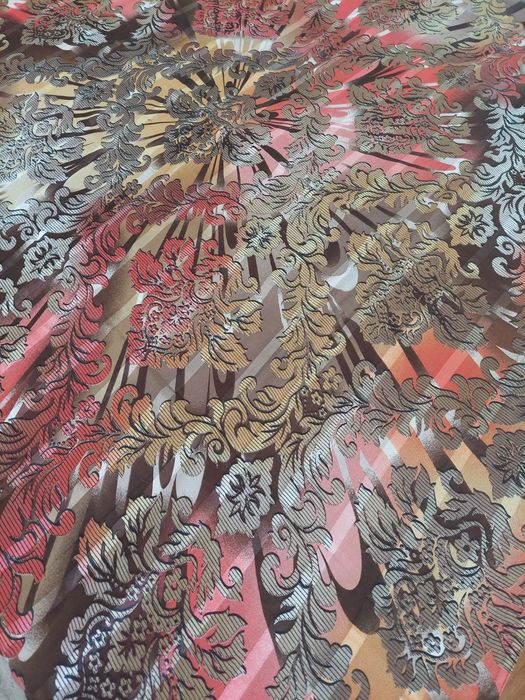 Nowa , delikatna chusta damska w rozmiarze 90 cm x 90 cm.