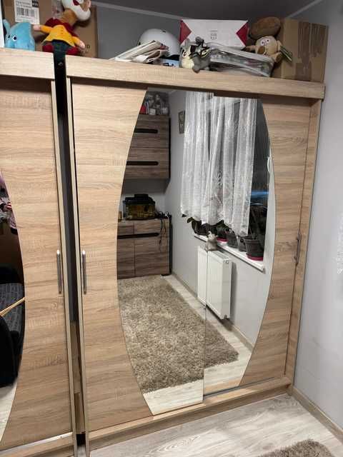 Duża szafa przesuwna z lustrem – pojemna, solidna