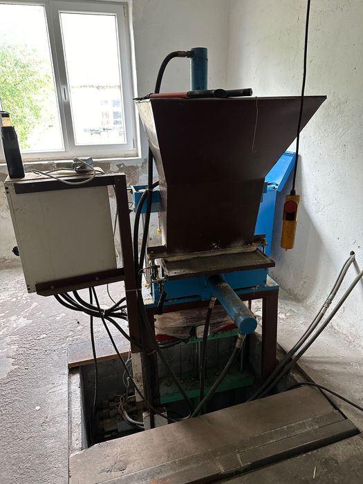 Prasa do produkcji wkładów zniczy