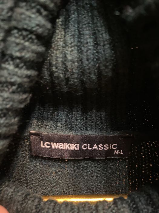 Довга тепла вʼязана зелена сукня