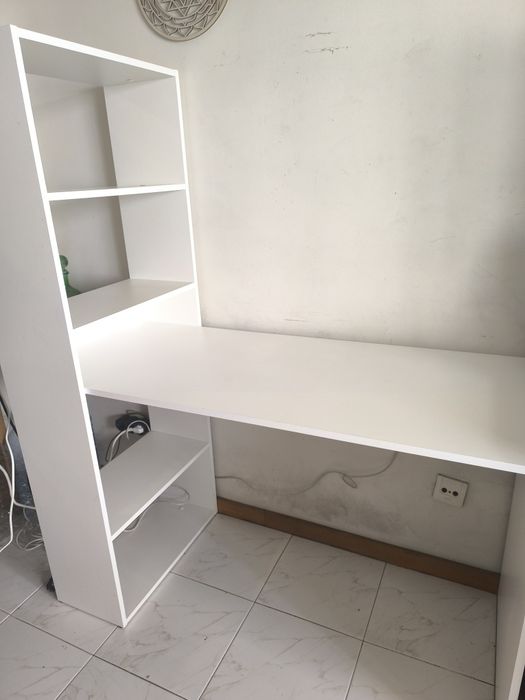 Secretária branca com estante lateral – Excelente estado