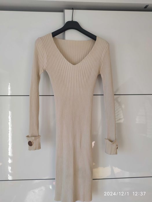 Beżowa sukienka dzianinowa