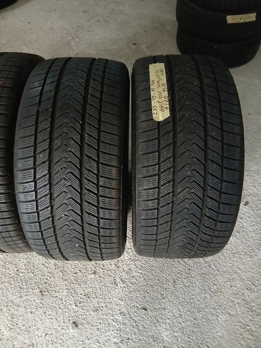 4 Pneus 255/35R19 seminovos