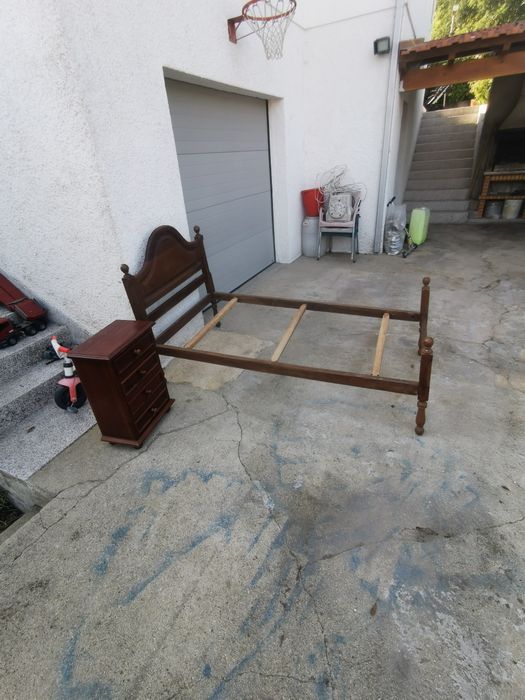 Cama de solteiro e mesinha de cabeceira