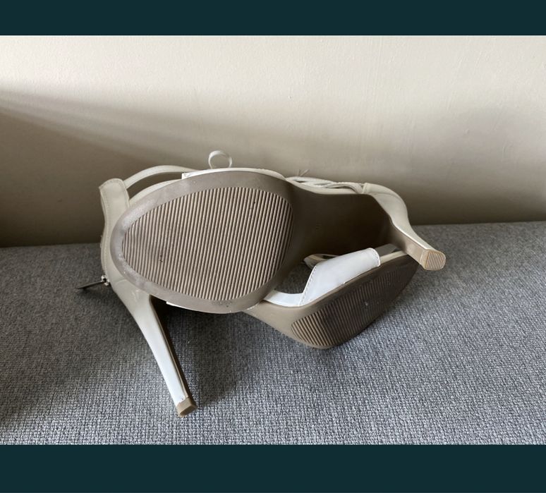 Białe nowe sandałki