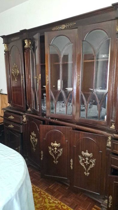 Conjunto de mesas e cadeiras, cristaleira, tapetes, sofá cama