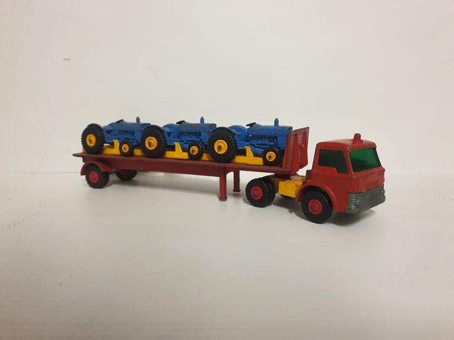 Camião Ford com 3 Tractores Ford da Matchbox