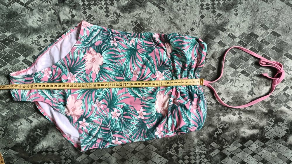 Гарний купальник в новому стані