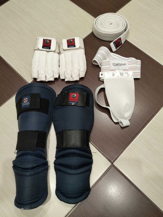 Кімоно та захист для занять з карате