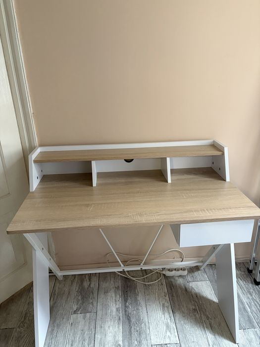 Biurko biale z połączeniem drewna
