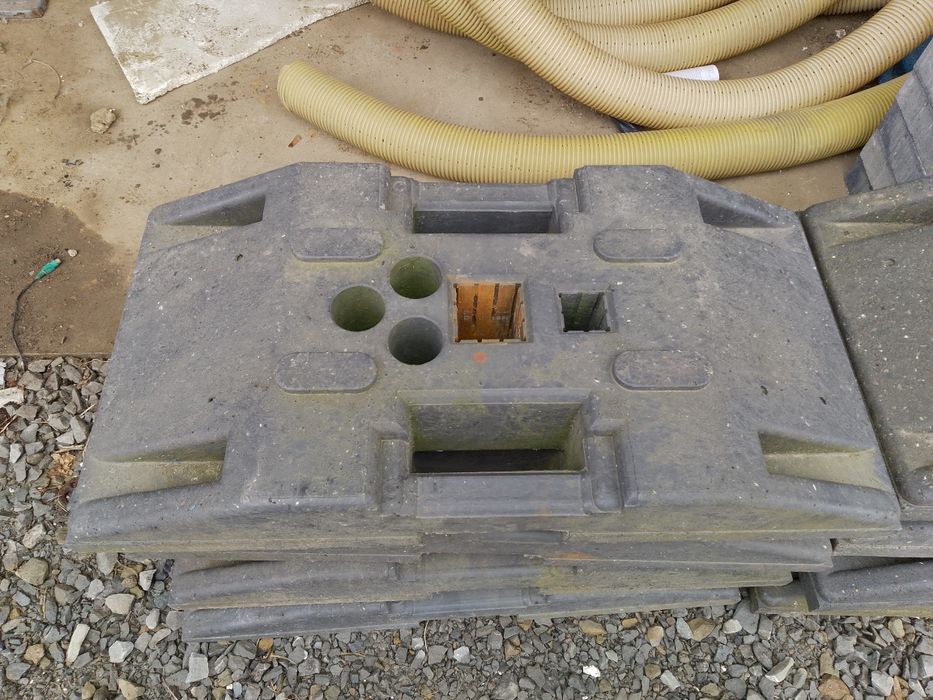 Podstawy pod znaki drogowe, ogrodzenia