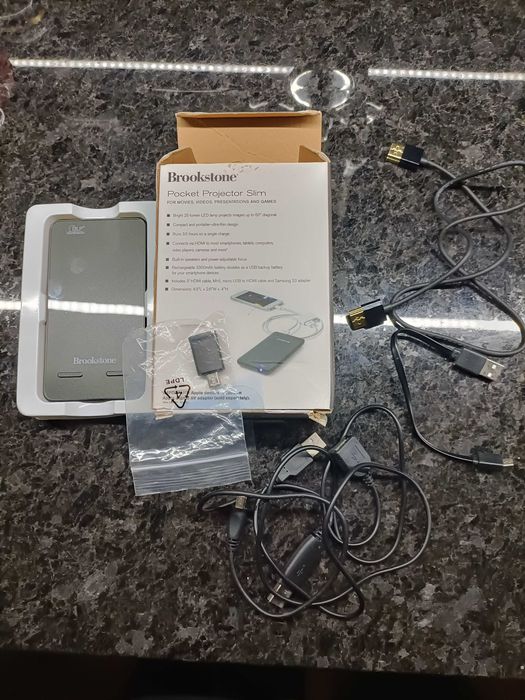 Mini Projetor Portátil Brookstone Pocket Slim, na caixa completo, HDMI MHL 1080p