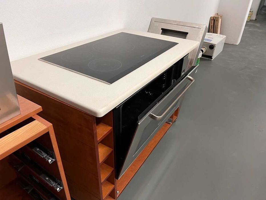 Móvel com placa e forno