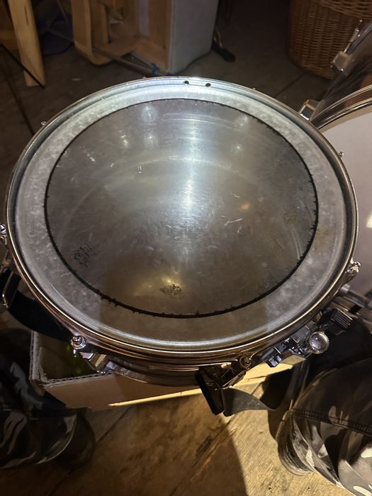Барабани:великий. 2 томи. 2стійки для тарілок,малий,педаль