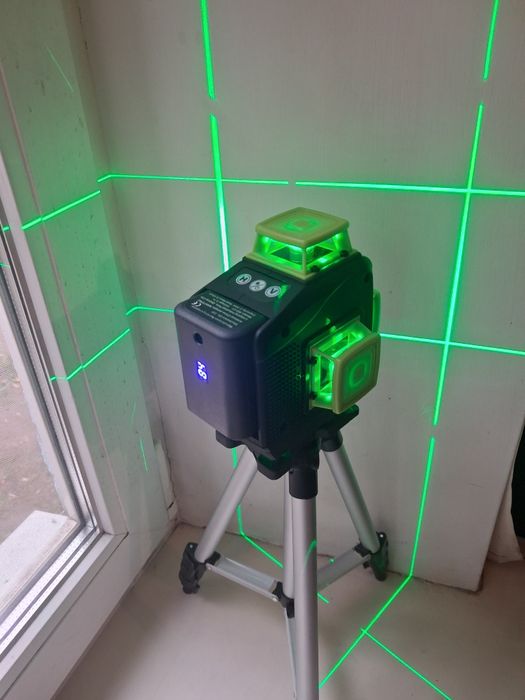 Лазерний рівень зі штативом 4D