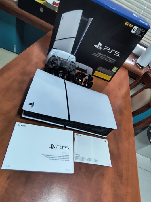 Ps5 dwa pady plus stojąca ładowarka stan idealny