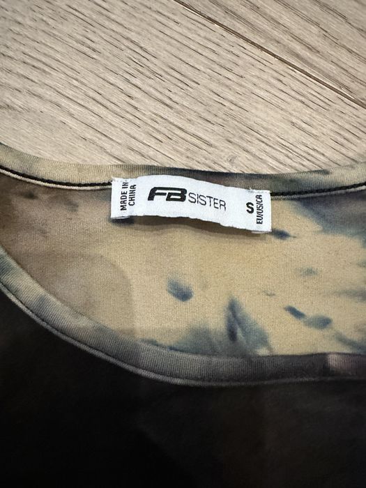 ciemny top z długim rękawem