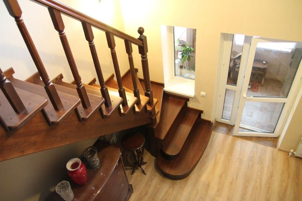 Лесницы, сходи, обшивка металевих та бетонних конструкцій деревом.