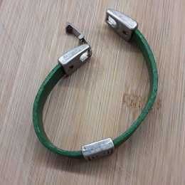 Pulseira verde com aplicação em estanho