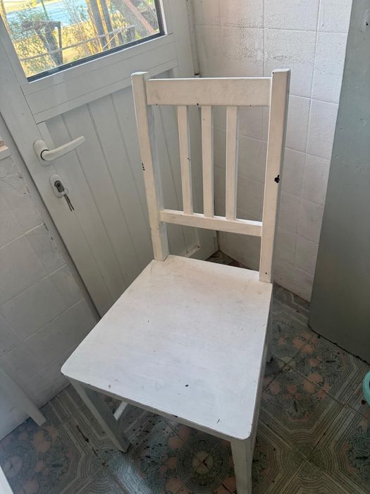 Mesa Branca e uma cadeira