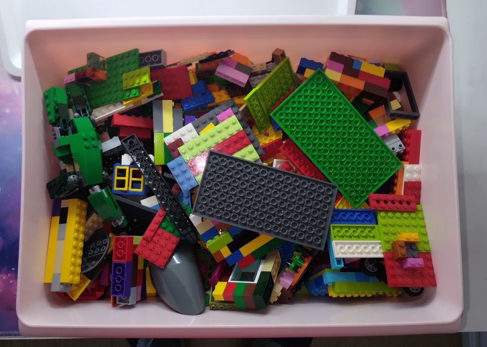 Caixa com diversos conjuntos de Lego